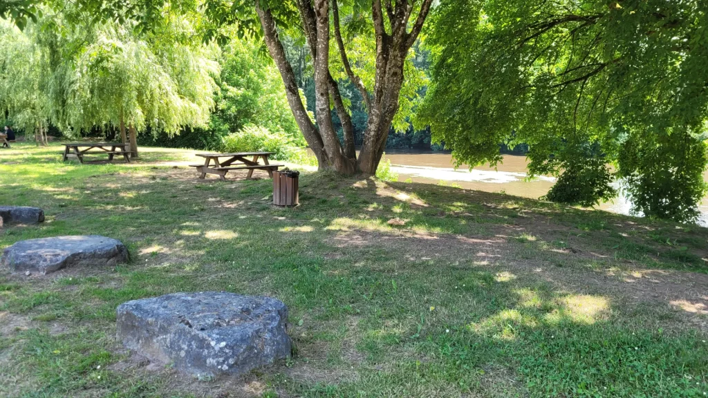 Picnic table on the banks of the Vézère at Montignac