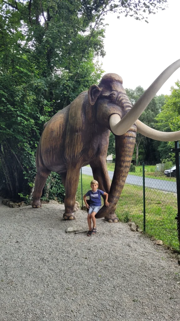 Mammoth at the entrance to the Roc de Cazelle©ALR