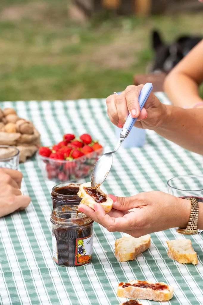 Fresas, nueces y mermelada en un picnic en Les Eyzies, Dordoña ©Instapades Studio - OT Lascaux-Dordogne