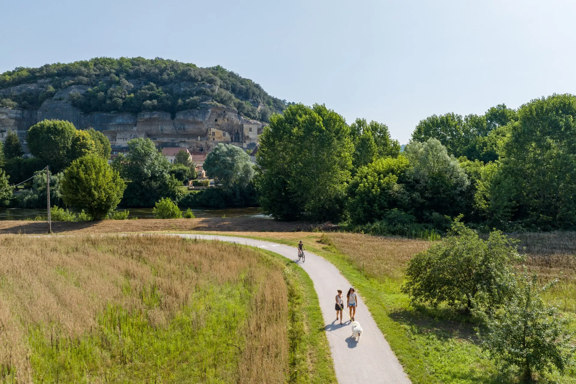 Senderistas y ciclistas de montaña en la vía verde del valle del Vézère, en Dordoña