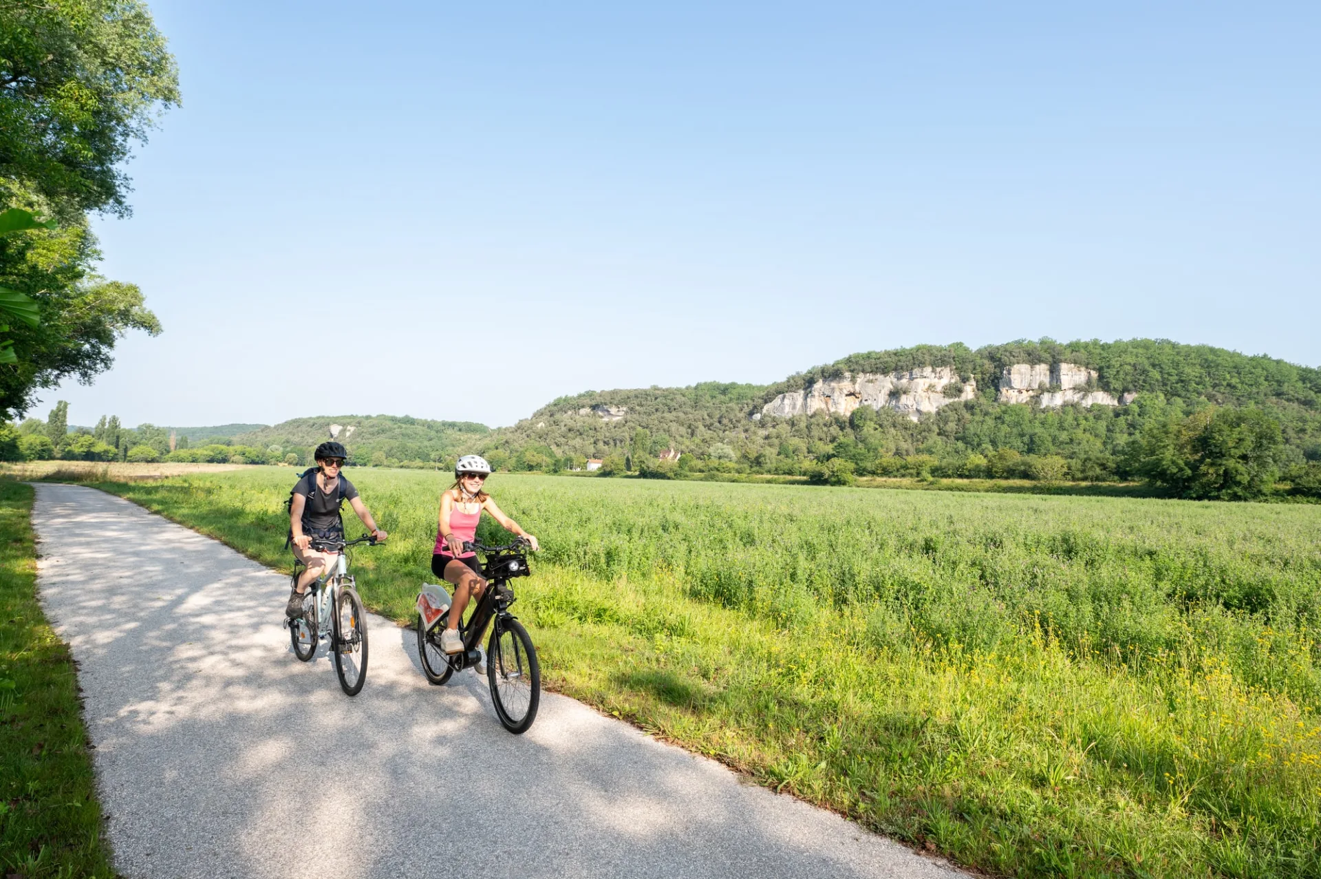Ciclista de montaña en la vía verde del valle de Vézère en Dordoña