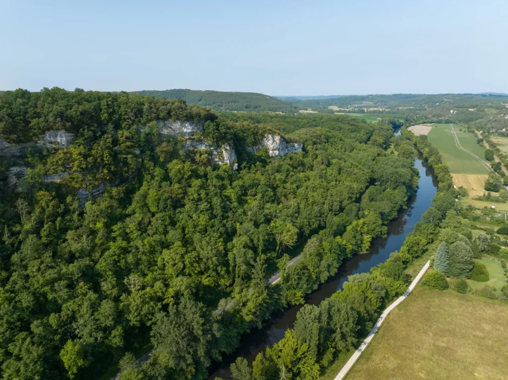 rivière Vézère et voie verte Vallée Vézère en Dordogne - OT Lascaux-Dordogne