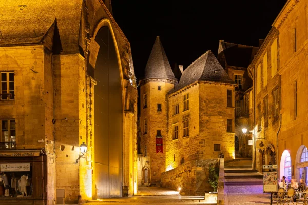 Sarlat by night ©FlickR - Philippe Moreau