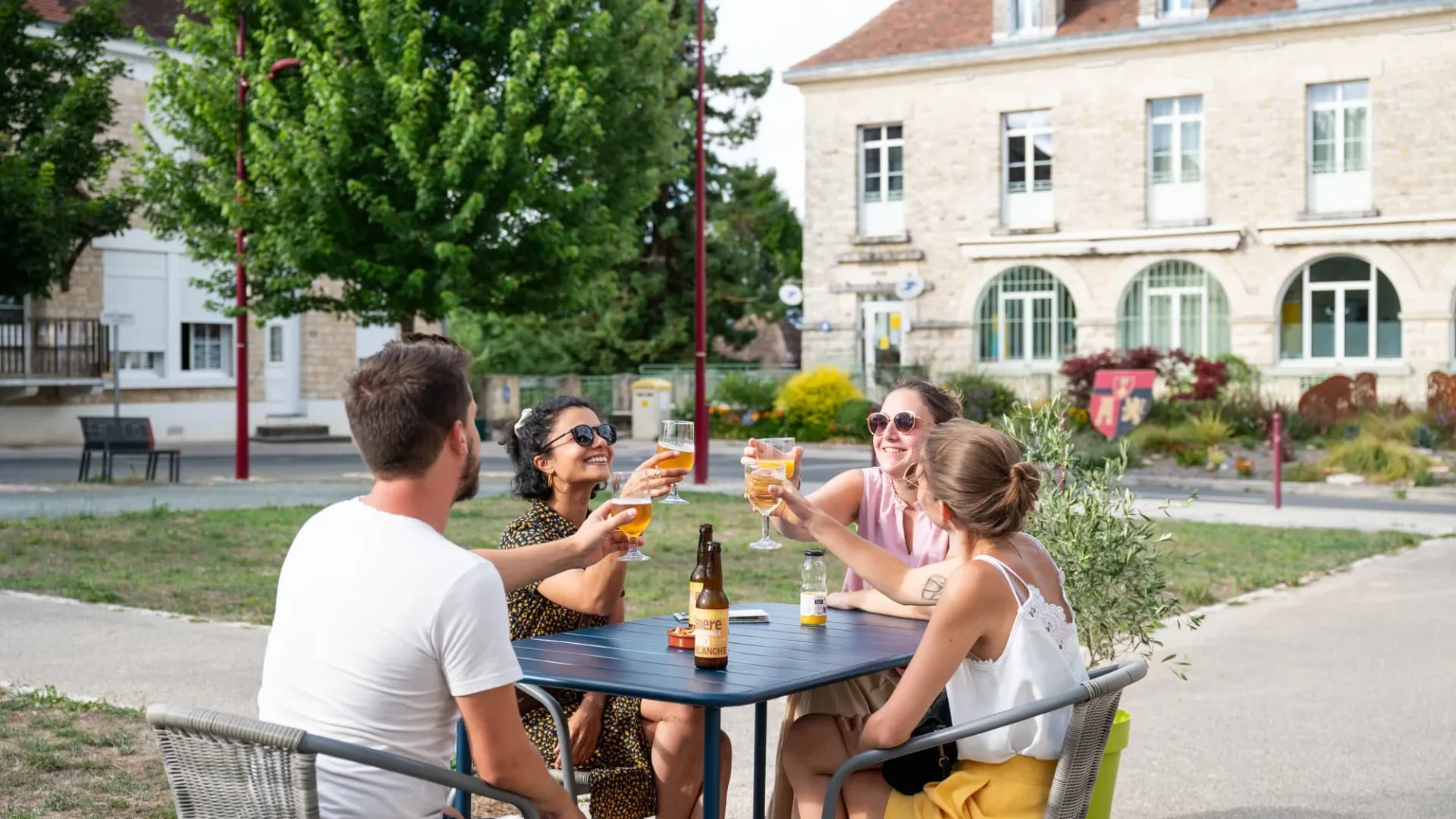 Friends having a drink in Rouffignac in Dordogne©Instapades OT lascaux Dordogne