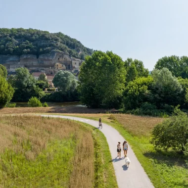Wandelaar en mountainbiker op de groene route van de Vézère-vallei in de Dordogne