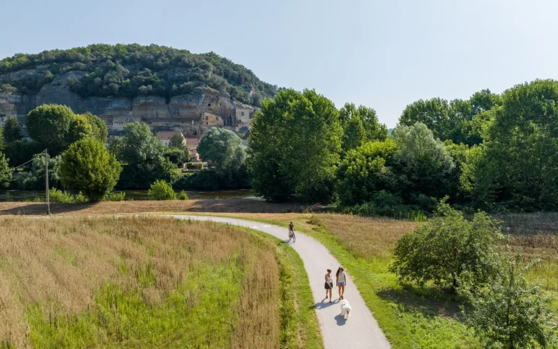 Wanderer und Mountainbiker auf dem Grünen Weg des Vézère-Tals in der Dordogne