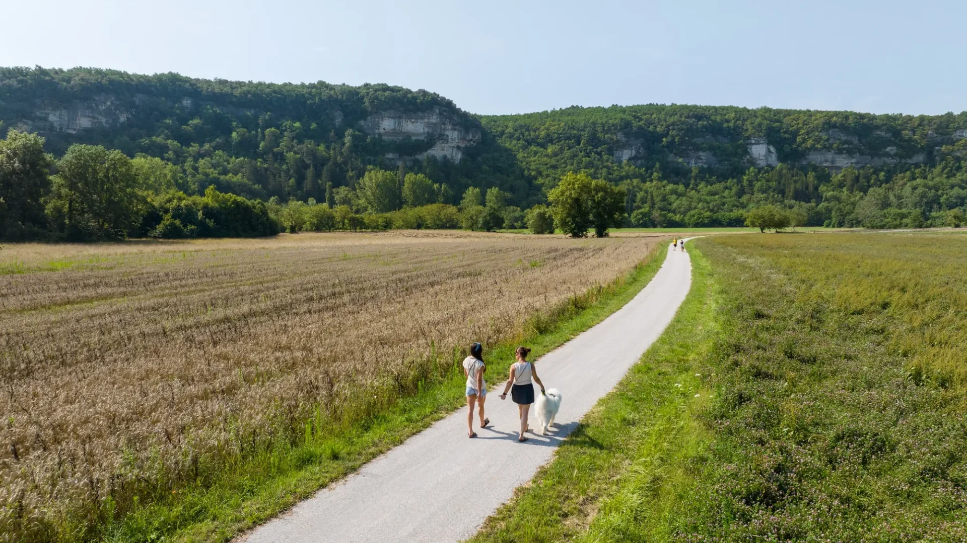 Caminante por la vía verde del valle del Vézère en Dordoña