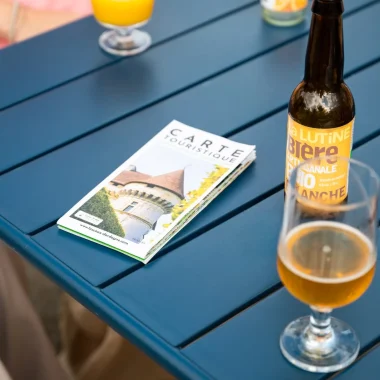 Ein Drink auf der Terrasse bei Rouffignac Saint Cernin de Reilhac – Périgord-Bier
