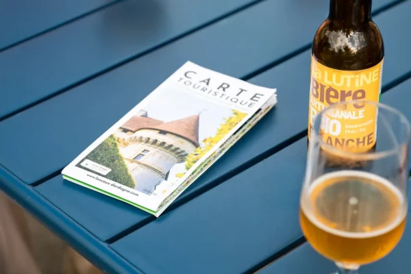Ein Drink auf der Terrasse bei Rouffignac Saint Cernin de Reilhac – Périgord-Bier