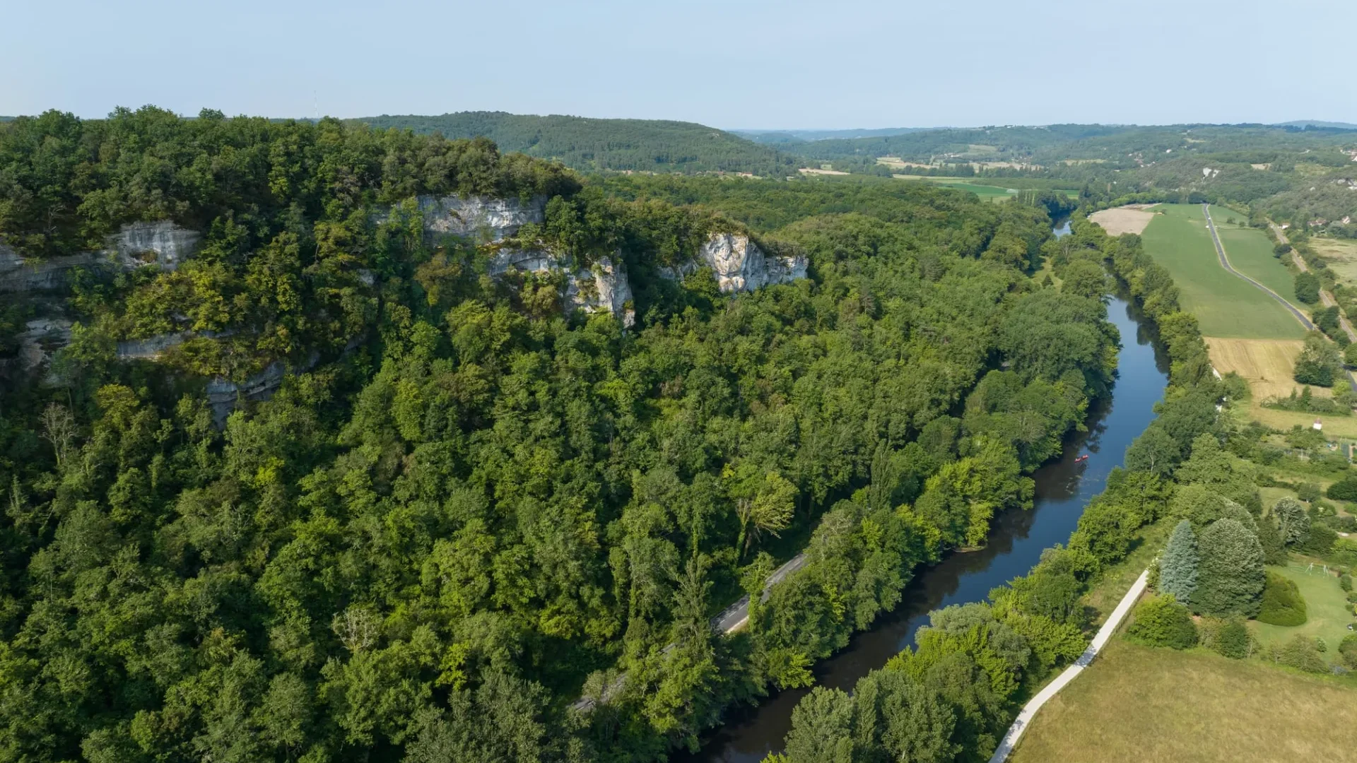 Rivier de Vézère en de groene weg Vézère-vallei in de Dordogne - OT Lascaux-Dordogne