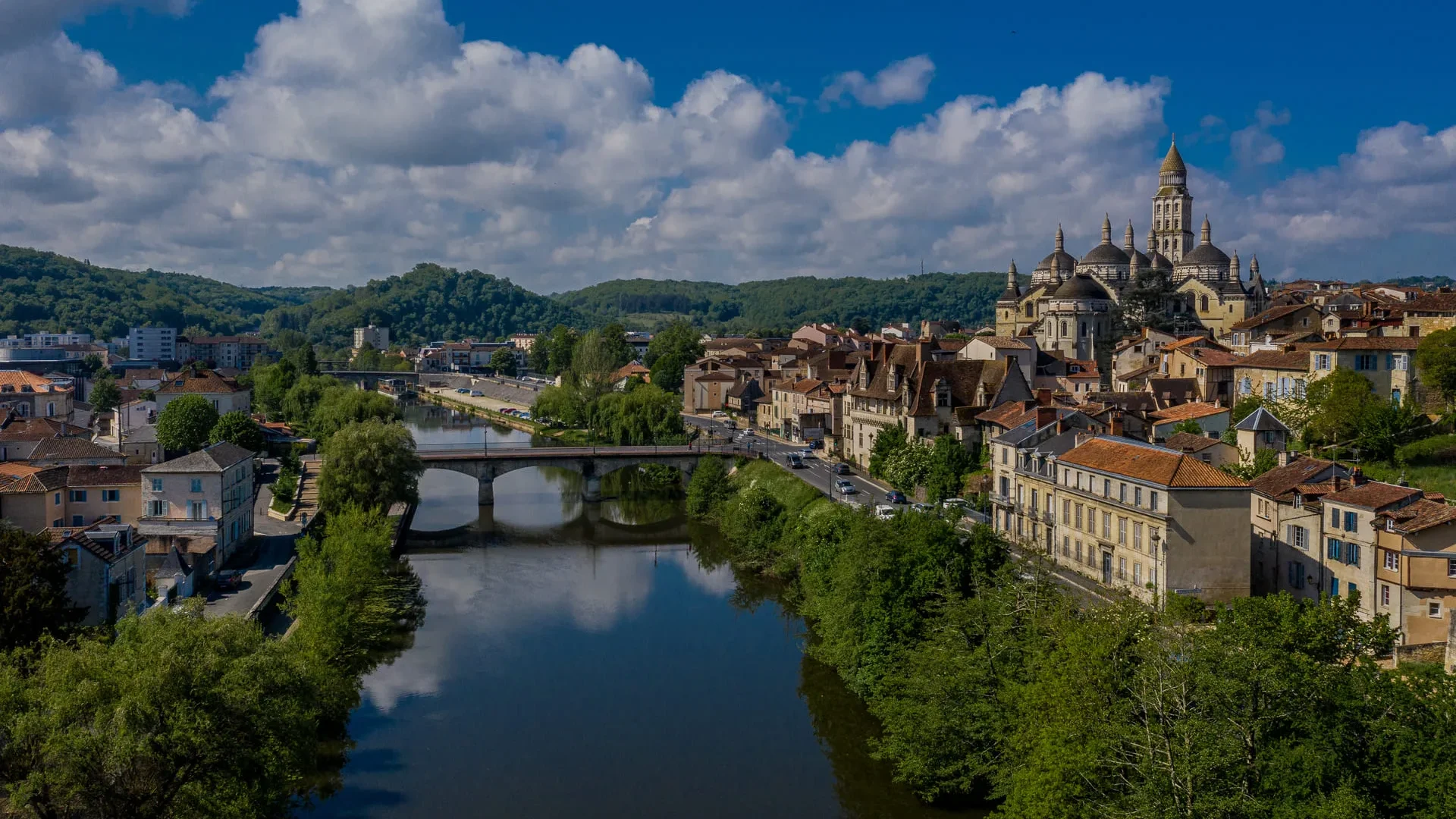 Blick auf Périgueux vom Fluss aus ©Déclic_Décolle