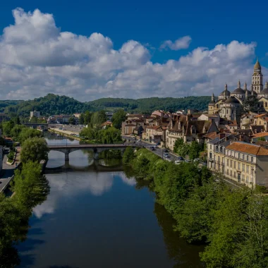 Blick auf Périgueux vom Fluss aus ©Déclic_Décolle