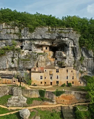 Uitzicht op het versterkte huis van Reignac, grotwoningensite