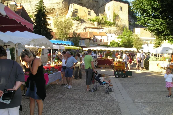 Mercado - Les Eyzies - vista del castillo de Eyzies